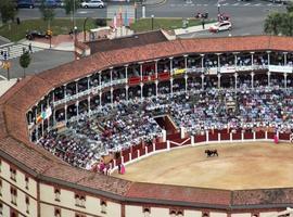 Exhibición canina, de motos y caballos de la Guardia Real en la plaza de toros de Gijón