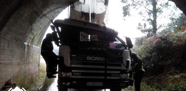 Un camionero resulta herido de gravedad tras chocar contra un túnel en Cotarón