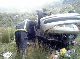 Fallece una mujer en Salas tras volcar su vehículo