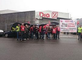 Concentración de trabajadores del grupo El Árbol en demanda de diálogo con la empresa