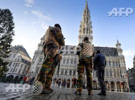 Bruselas sigue paralizada mientras busca terrorista huido
