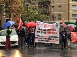Concentración de El Árbol en Oviedo en demanda de diálogo con la empresa