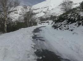 La nieve impone cadenas en 7 puertos de montaña asturianos