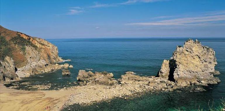 Llanes pide al Ministerio un acceso a la playa de Castiellu, en Pendueles
