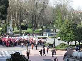 Manifestación de empleados de El Árbol en Oviedo en defensa del empleo