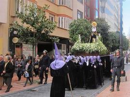 Bomberos de Oviedo acompañan el paso de La Soledad
