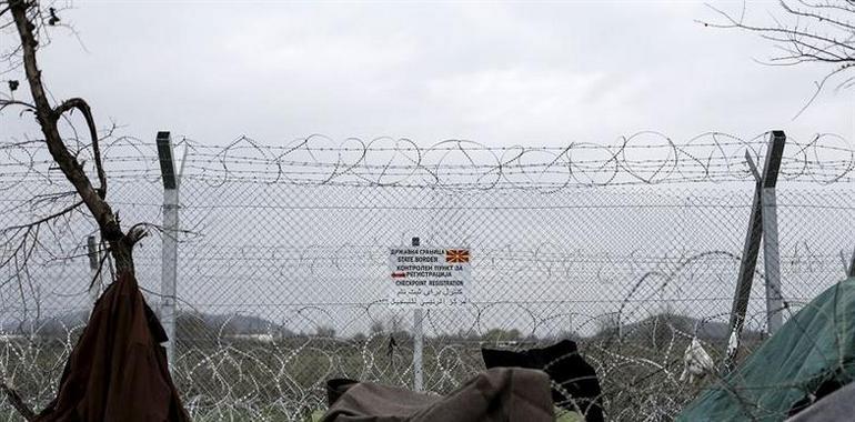 Cientos de migrantes y refuxaos piden que sabra la frontera ente Grecia y Macedonia