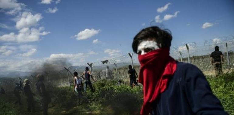 Refugiados heridos en frontera greco-macedonia por uso de gases lacrimógenos  