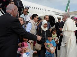 El Papa da una lección al mundo y vuelve a Vaticano con 12 refugiados 