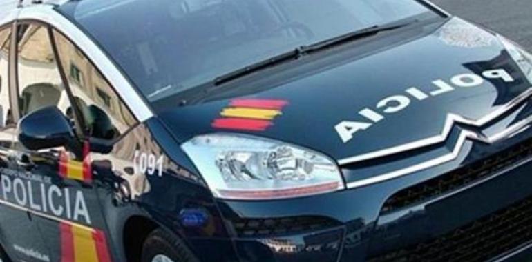Cuatro policías nacionales de Aviles resultan heridos al detener a un joven por violencia doméstica