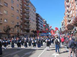 La marcha del 1º de Mayo en Oviedo reclama los derechos perdidos a sones de gaita y tambor