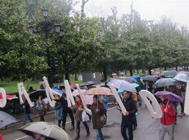 Con paraguas por la oficialidá del asturiano