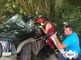 Dos heridos tras caer con su coche por un desnivel en Cangas del Narcea