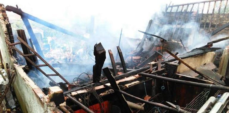 El fuego destruye un almacén en Villaverde, Villaviciosa