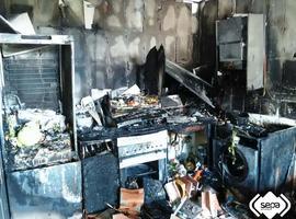 Dos vecinos de Nava intoxicados en el incendio de su vivienda