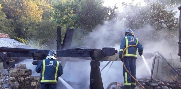 Se incendia un hórreo en Riocaliente, Llanes y afecta a otro contiguo