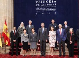 Los Reyes saludan en Oviedo a los galardonados de #PremiosPrincesadeAsturias 