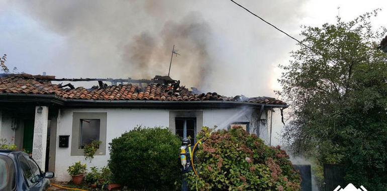 Una mujer muerta y otra muy grave tras el incendio de su casa en Villaviciosa