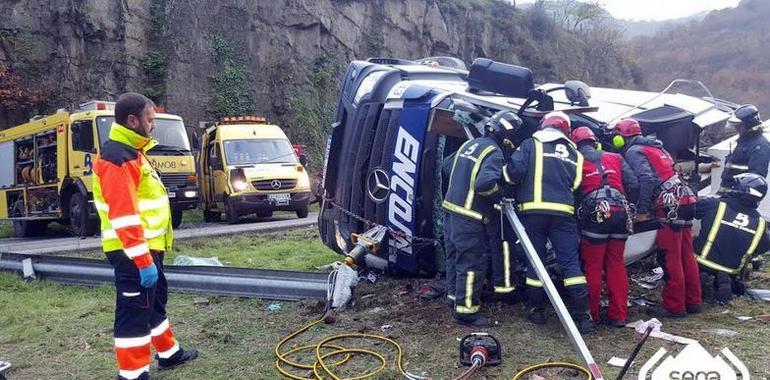 Rescatado el conductor de un camión volcado en Cangas del Narcea