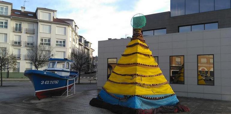 El árbol de Navidad de L’Anguleru preside el puerto de La Arena