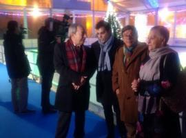 Oviedo inaugura su pista de hielo navideña en la plaza de la Catedral