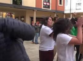 Homenaje al voluntariado con Flashmob en el centro de Oviedo
