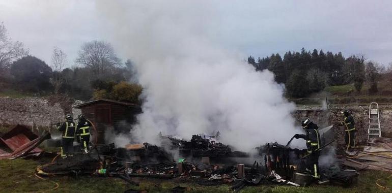 Incendio calcina una casa de madera en Poo de Llanes