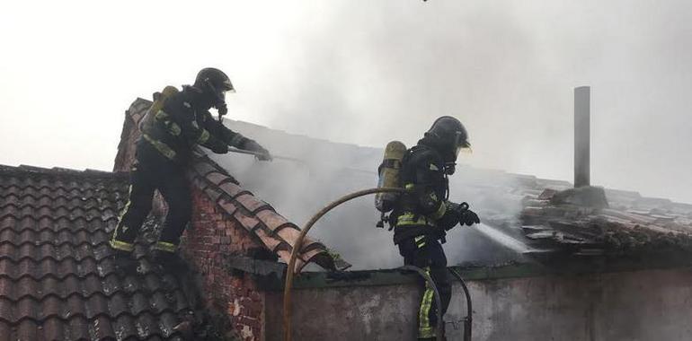 Incendio destruye una vivienda en Grado