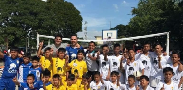 Niños de Filipinas reciben material deportivo donado por el Real Oviedo