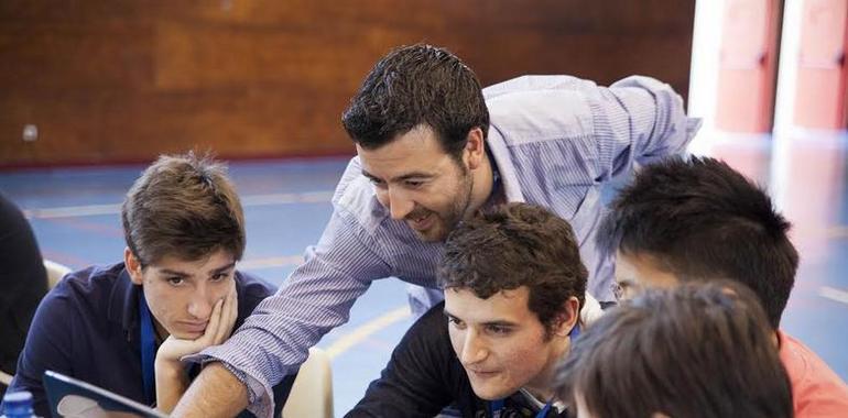 Estudiantes asturianos practican dirigir su propia empresa en Internet 