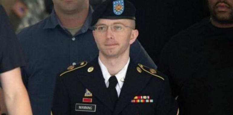 Obama indulta a Bradley Manning, acusado de filtrar correos a WiKiLeaks 