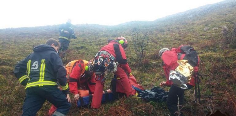 Rescate aéreo de una mujer herida en Riocaliente de Llanes