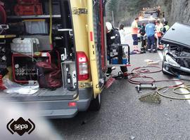 Dos heridos en un choque entre dos turismos en Bustiello, Mieres
