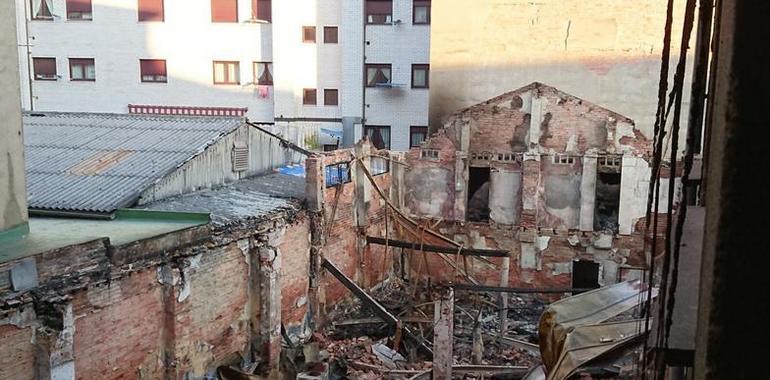 25 personas desalojadas en Lena por el incendio de un bazar chino