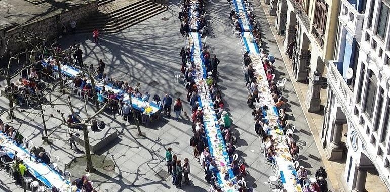 La Comida en la Calle de Avilés epata al mundo con 11.836 comensales