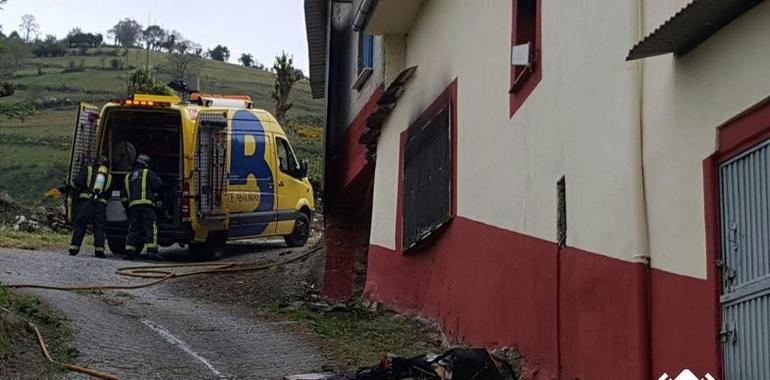 Extinguido el incendio que calcinó una casa en Cangas del Narcea