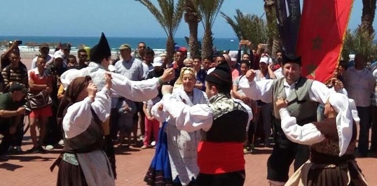 Gaiteros marroquíes reciben a los asturianos de La Sidrina en Agadir