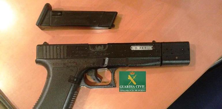 Identificado por la Guardia Civil por llevar un arma por la calle Uría que resultó ser simulada