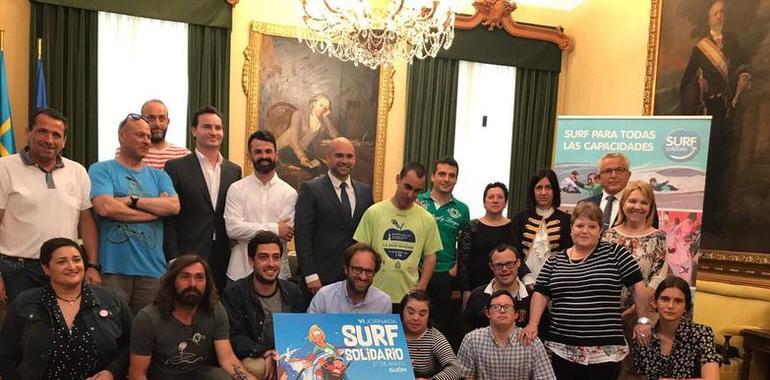 Gijón arropa con olas y arenales al Surf Solidario