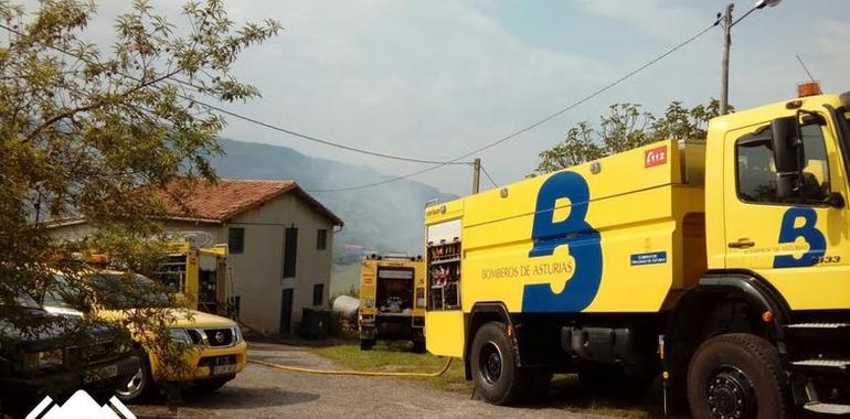 Incendio calcina una casa en Ambás, Villaviciosa