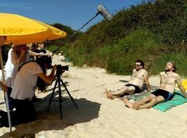 Ricardo Alonso rueda dos cortos en la llanisca playa de Toranda
