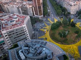 Greenpeace pinta un sol gigante en Barcelona en apoyo a las renovables