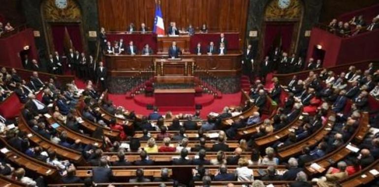 Macron propone reducir la representación popular en el legislativo galo
