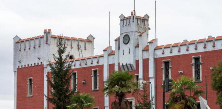 IU de Oviedo celebra el desbloqueo del uso de la Fábrica de Armas