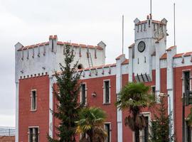IU de Oviedo celebra el desbloqueo del uso de la Fábrica de Armas