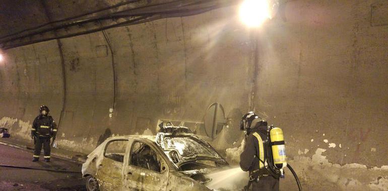 Incendio sin heridos de un vehículo en el túnel de Pando, en Lena