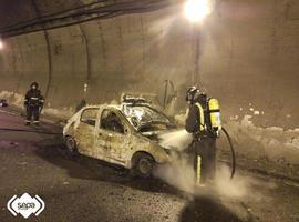 Incendio sin heridos de un vehículo en el túnel de Pando, en Lena