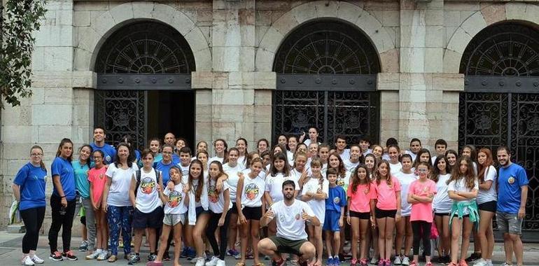Los participantes en el Campus Nacional de Voleibol Villa de Llanes visitaron el Ayuntamiento