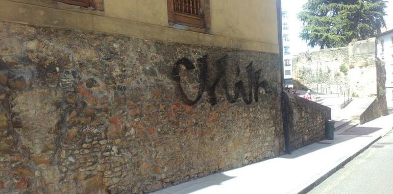 Oviedo pone en marcha un plan de choque para restaurar fachadas afectadas por pintadas