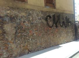 Oviedo pone en marcha un plan de choque para restaurar fachadas afectadas por pintadas